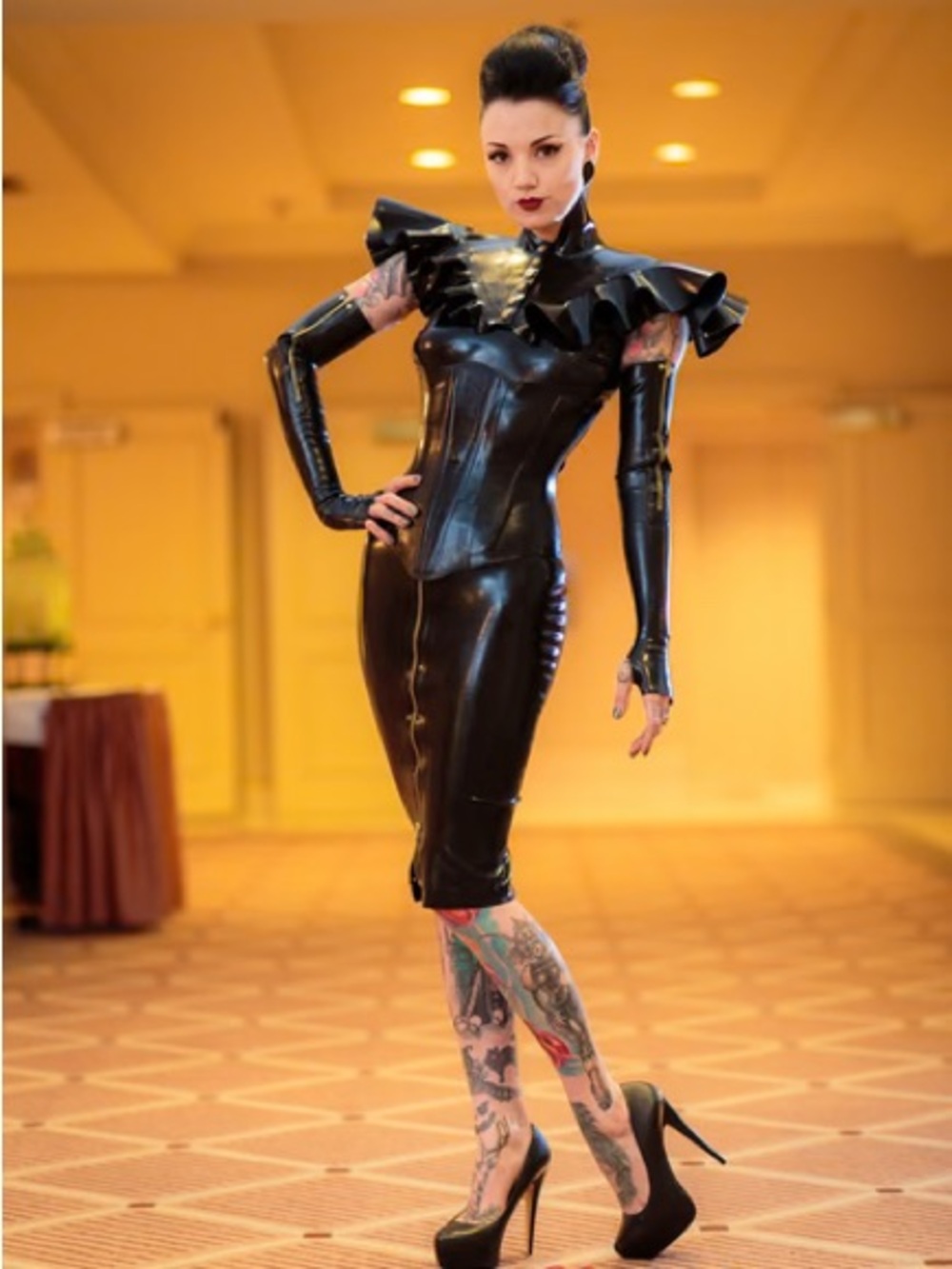 Black Zip both Front & back latex Skirt - Picture 3 of 5